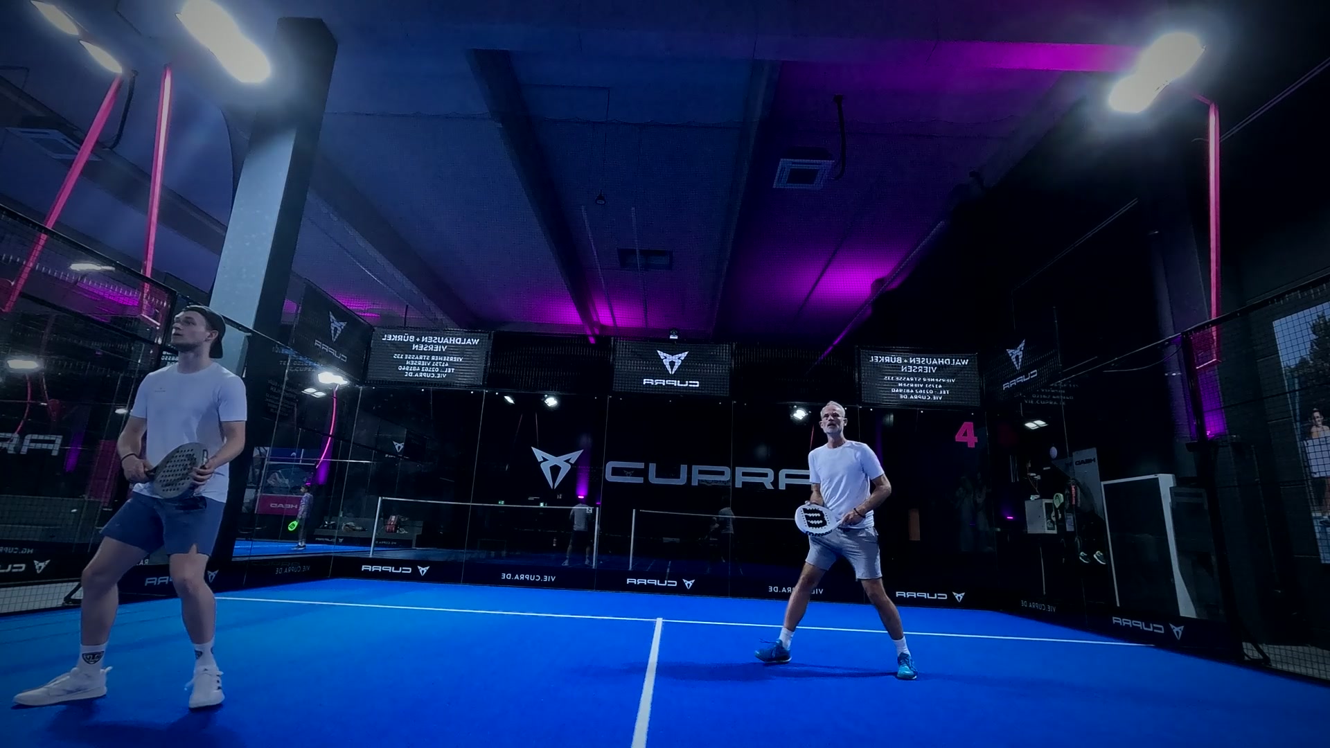 Spieler auf einem echten Padelcourt während eines ÉliteReplay Matches